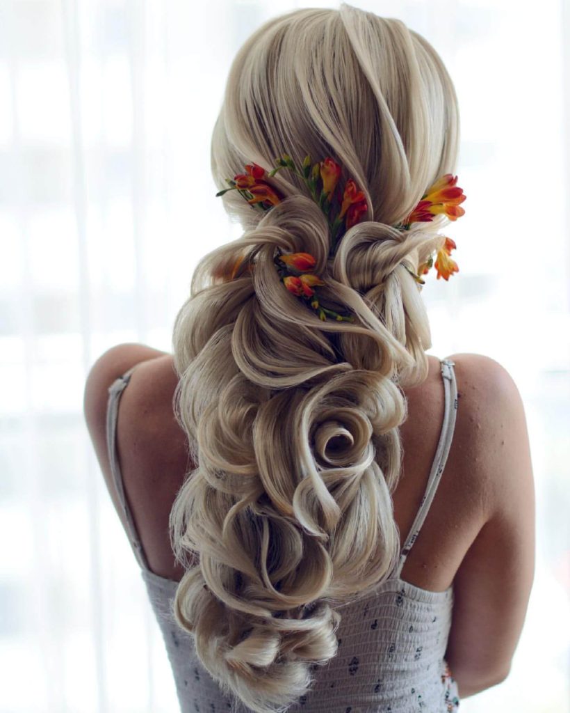 شنیون موی بلوند با گل